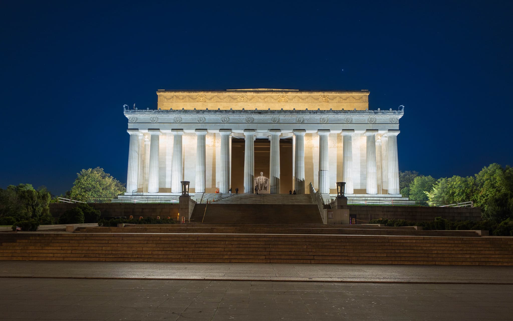 lincoln memorial front lit at night